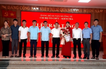Lễ trao tặng Huy hiệu 30 tuổi Đảng cho đồng chí Lùng Thị Hường - Đảng viên, Ủy viên UBKT Huyện ủy