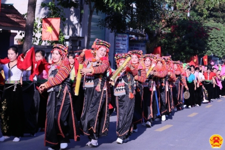 Lễ diễu hành đường phố huyện Mường Tè