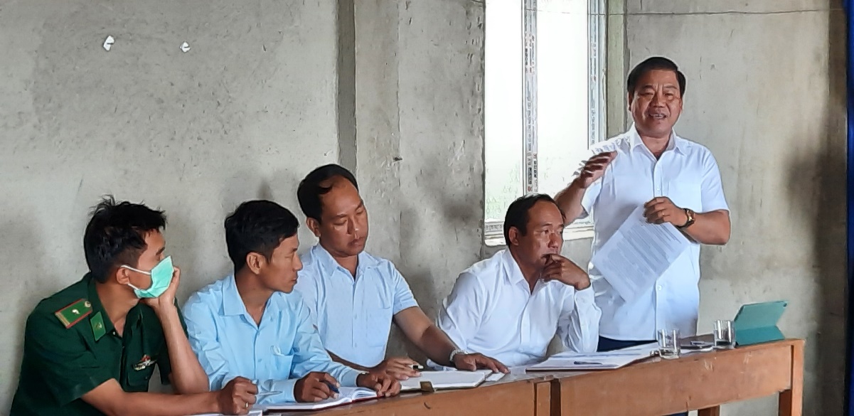 Đồng chí Đao Văn Khánh – Phó bí thư – Chủ tịch UBND huyện phát biểu tại buổi đối thoại.