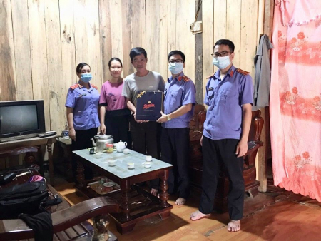 Đồng chí Bùi Ngọc Chín, Phó Viện trưởng, Bí thư Chi đoàn Thanh niên VKSND huyện Mường Tè thăm và tặng quà thân nhân liệt sỹ Vàng Văn Són
