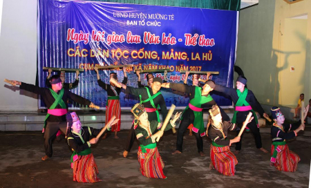 Tiết mục văn nghệ đặc sắc của dân tộc Cống ở xã Nậm Khao tại Ngày hội.