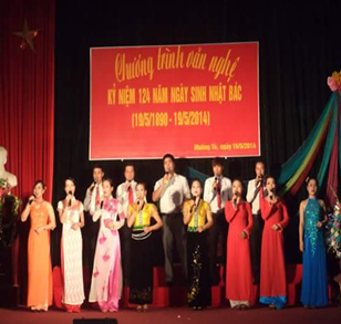 Cô Mơ (áo vàng bên trái, tham gia dàn dựng, biểu diễn trong Chương trình Văn nghệ kỉ niệm124 năm ngày sinh nhật Bác (19/5/2014)
