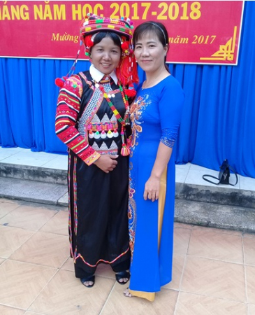 Cô giáo Đinh Thị Hải cùng học sinh cũ Lỳ Ha Pơ hiện đang là cán bộ Trường PTDTNT Mường Tè.