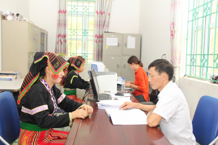 Công chức tại bộ phận một cửa xã Nậm Kao hướng dẫn người dân làm thủ tục hành chính.