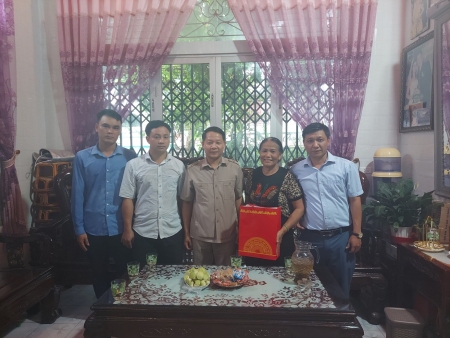 Đồng chí Trần Đức Hiển - Phó Bí thư Thường trực Huyện ủy cùng Đoàn công tác thăm và tặng quà người có công tại thị trấn Mường Tè.