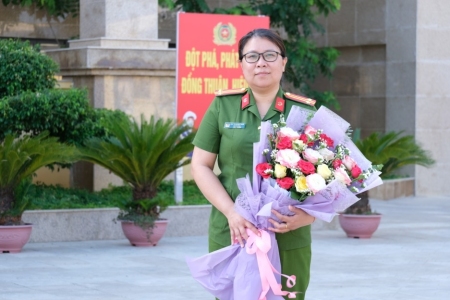 Trung tá Bùi Thị Minh Phúc -  Nữ đội trưởng trăn trở với công tác cải cách thủ tục hành chính, là 01 trong 20 gương mặt được Bộ Công an tuyên dương gương Phụ nữu Công an tiêu biểu năm 2022