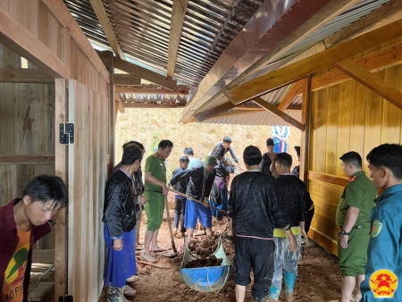 CBCS Công an huyện Mường Tè "xuyên đêm, trắng ngày" dốc sức giúp người dân vượt qua mưa lũ