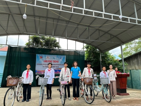 Huyện đoàn Mường Tè tổ chức Chương trình hỗ trợ xã khó khăn thực hiện chương trình MTQG xây dựng nông thôn mới năm 2023 và Tiếp bước cho em đến trường tại xã Can Hồ