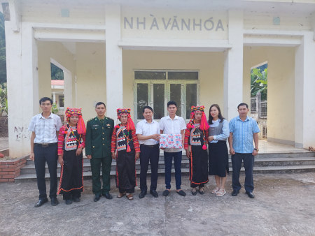 Đồng chí Trần Đức Hiển – Phó Bí thư TT Huyện ủy làm trưởng đoàn thăm chúc tết cổ truyền dân tộc Hà Nhì tại xã Mù Cả