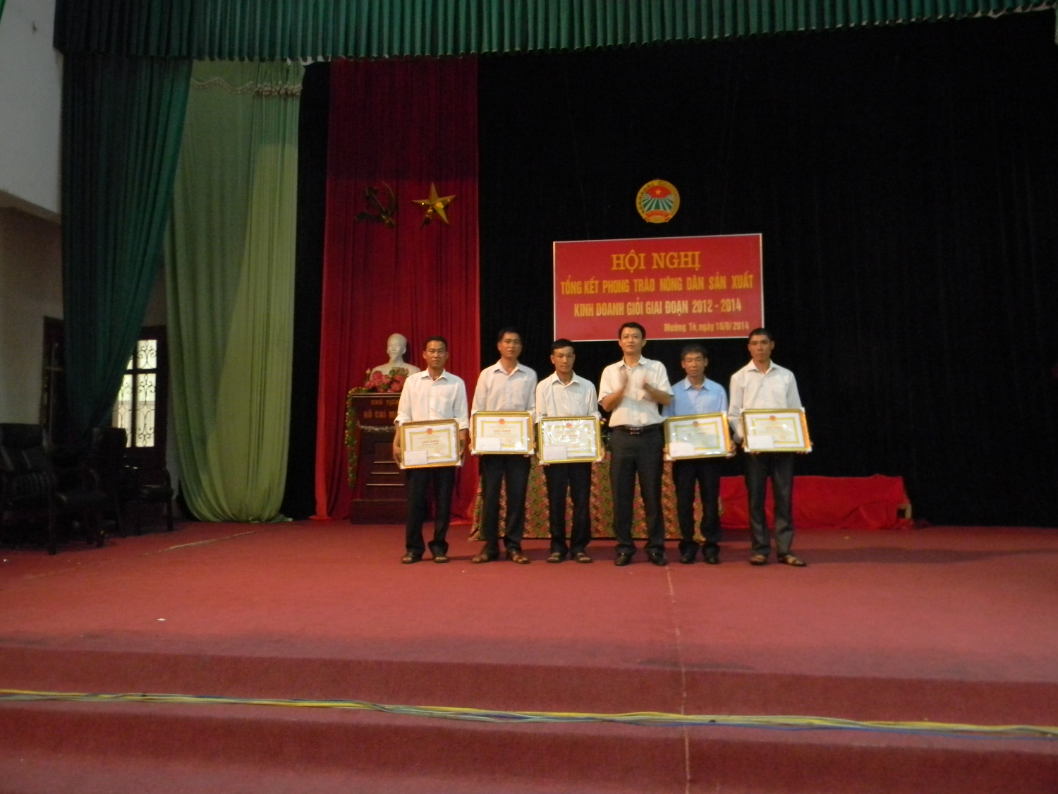 Đ/c: Tống Văn Dương - Phó Chủ tịch UBND huyện trao giấy khen cho các tập thể