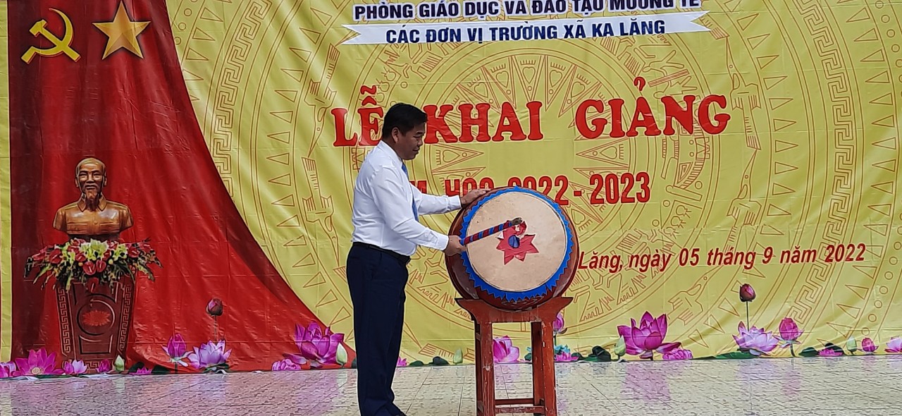 Đồng chí Đao Văn Khánh – Phó bí thư - Chủ tịch UBND huyện dự khai giảng các đơn vị trường trên địa bàn xã Ka Lăng