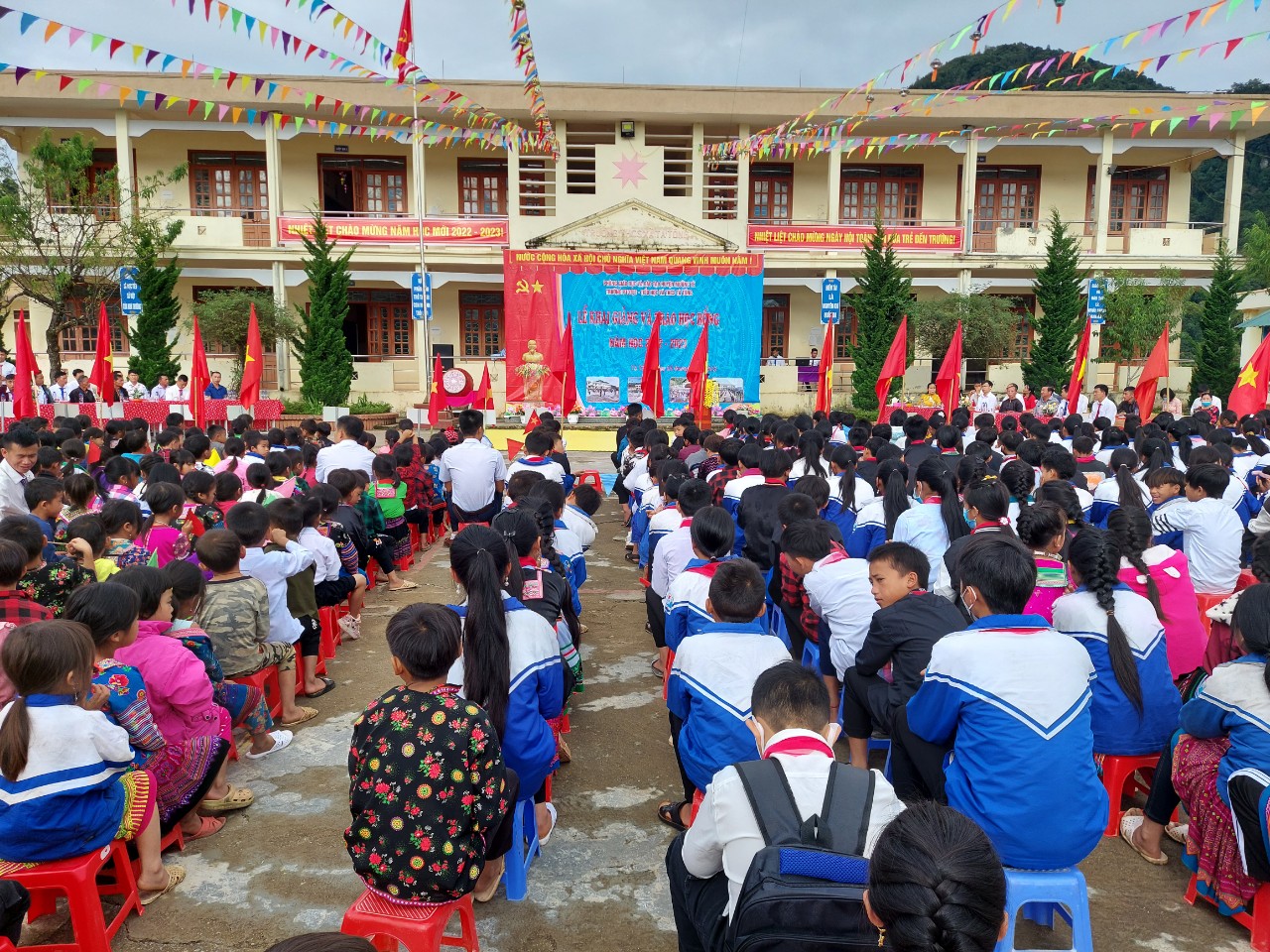 Toàn cảnh buổi lễ khai giảng năm học 2022 - 2023 xã Tà Tổng