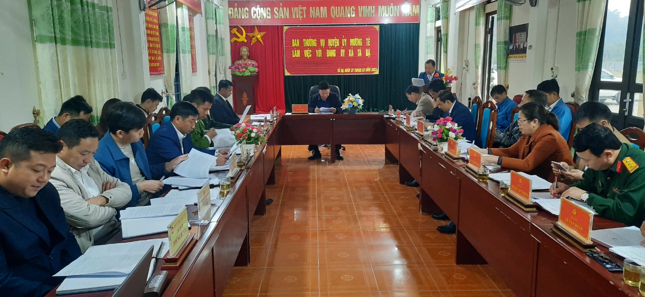 Ban Thường vụ huyện ủy Mường Tè làm việc với Đảng ủy xã Tá Bạ