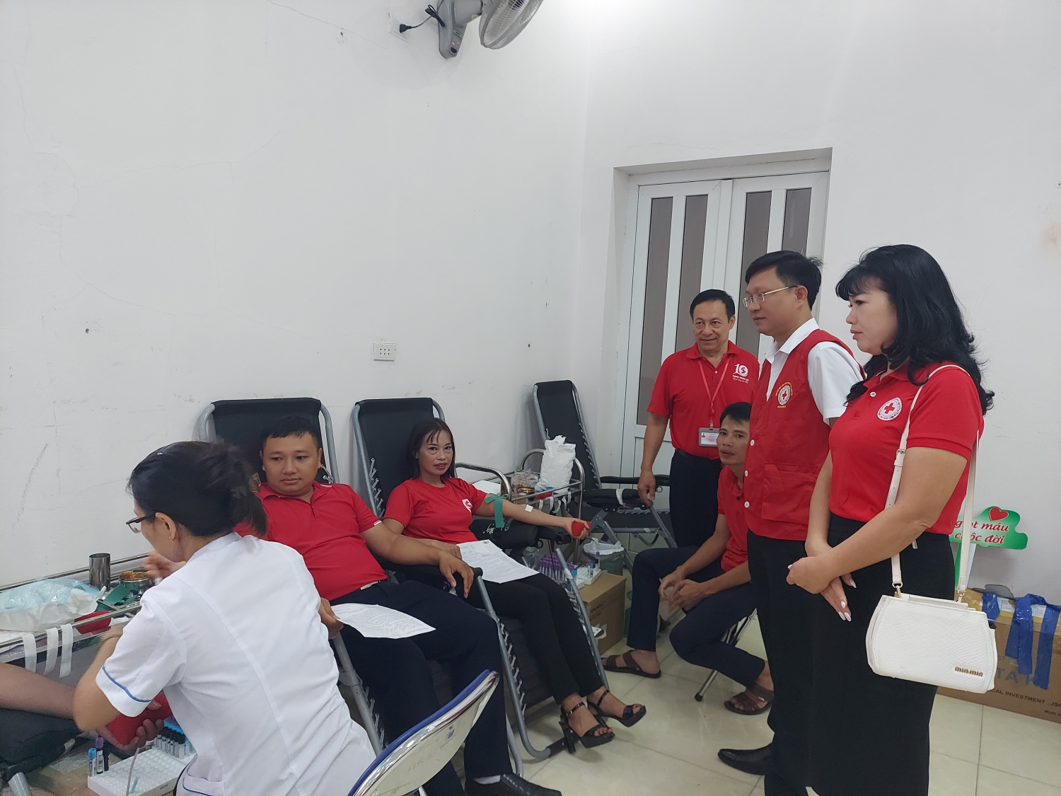 Đ/c Kiều Hải Nam - Phó chủ tịch UBND huyện và lãnh đạo Hội chữ thập đỏ tỉnh thăm hỏi và động viên các tình nghuyện viên