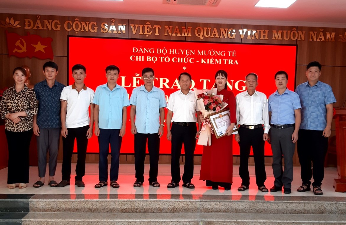 Lễ trao tặng Huy hiệu 30 tuổi Đảng cho đồng chí Lùng Thị Hường - Đảng viên, Ủy viên UBKT Huyện ủy